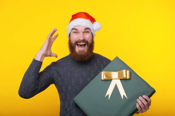 Młody szczęśliwy brodaty człowiek właśnie otrzymał duży gist pudełko na Boże Narodzenie — Zdjęcie stockowe