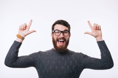 Neşeli, mutlu, sakallı, gözlüklü bir adam.