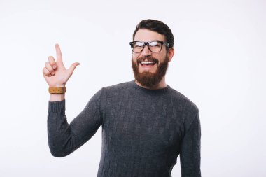 Sakallı, gözlüklü ve fotokopi odasına bakan inanılmaz yakışıklı bir adam.