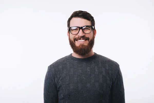 Ritratto di giovane bell'uomo con gli occhiali che sorride e guarda fiducioso la macchina fotografica — Foto Stock