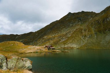 Momo 'nun ortasındaki buzul gölünün güzel manzarası.