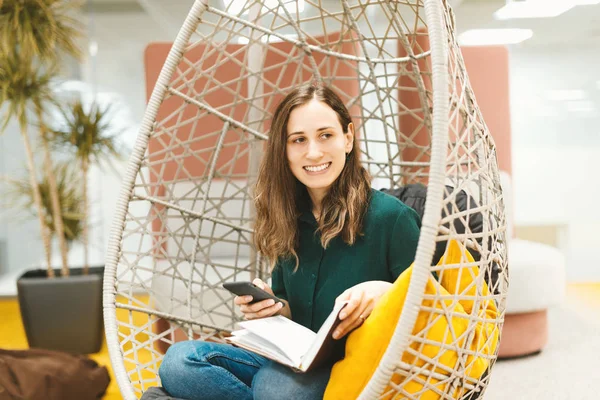 Retrato de uma jovem sorridente sentada e relaxada — Fotografia de Stock