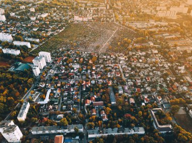 Gün batımında yeşil şehrin üzerindeki dron 'dan inanılmaz manzara.
