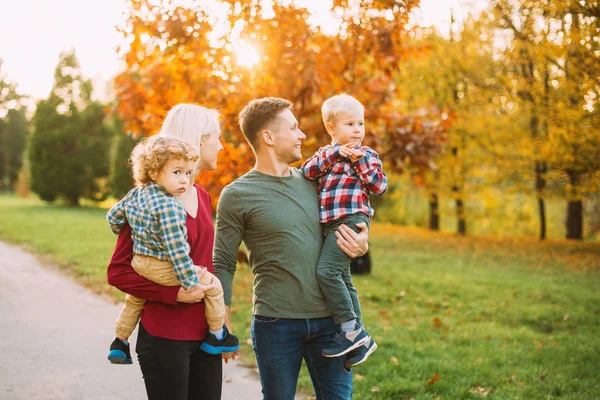 Beautiful photo of young parents and two little bouys, walking i — Stock Photo, Image