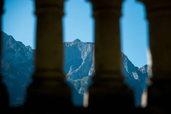 Une photo de colonnes bleues de quelques ruines avec paysage montagneux — Photo