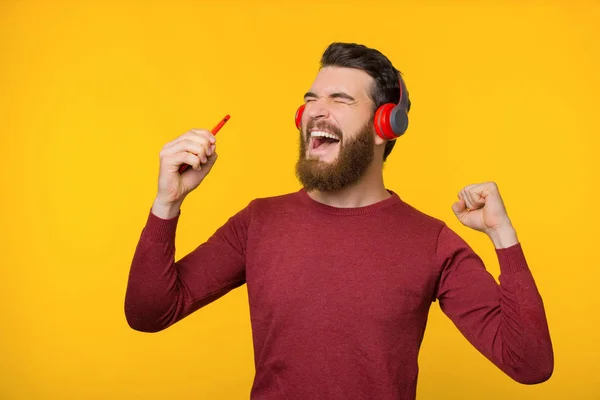 Emocionado hombre barbudo, disfrutando de su canción favorita con nuevo headpho —  Fotos de Stock