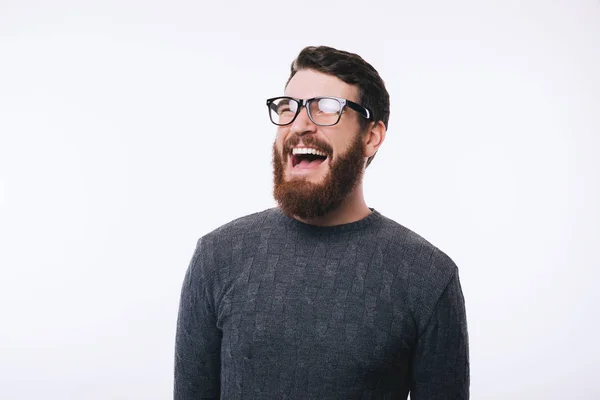 Muchacho barbudo feliz, con gafas, sonriendo y mirando hacia otro lado sta —  Fotos de Stock