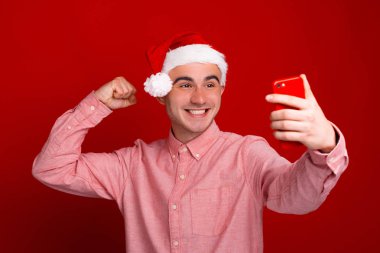 Zaferi kutlayan mutlu bir adamın portresi ve ukala bakışları.