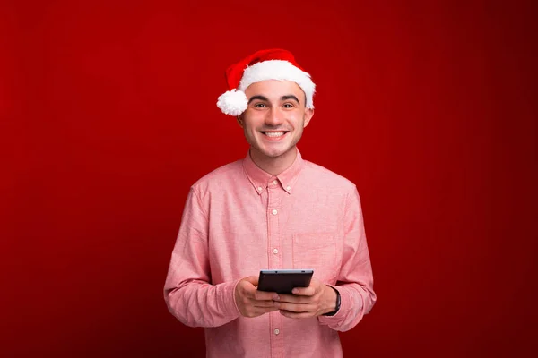 Χαμογελώντας νεαρός άνδρας κρατώντας tablet και αναζητούν αυτοπεποίθηση στο ca — Φωτογραφία Αρχείου