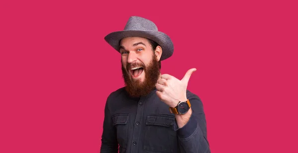 Piace!!! Uomo barbuto con cappello, guardando l'eccitazione alla fotocamera un — Foto Stock