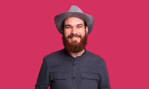 Retrato de barbudo vestido con sombrero, sonriendo a la cámara sobre iso — Foto de Stock