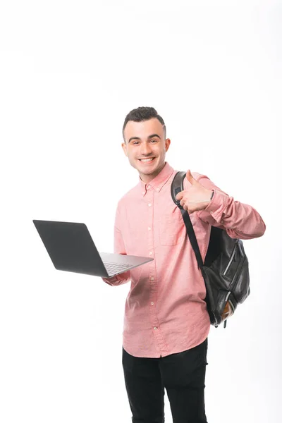 Jovem estudante, segurando um laptop enquanto mostra no polegar da câmera u — Fotografia de Stock