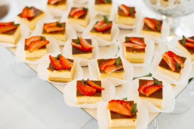 Çilekli ve çikolatalı nefis çöller.. 