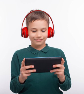 Tablette oynayan küçük bir çocuğun portresi