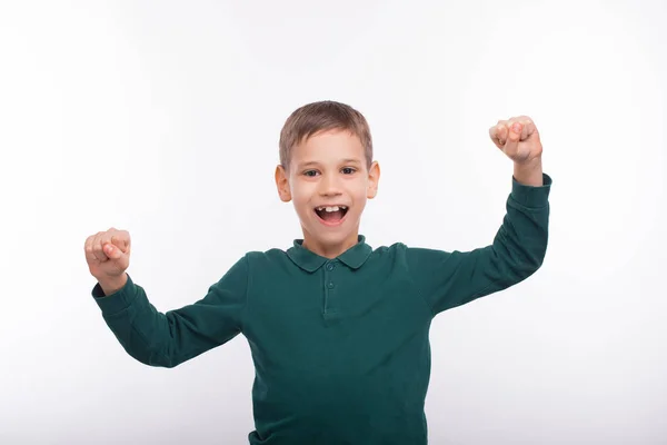 승리를 축하하는 행복 한 어린 소년의 사진 — 스톡 사진