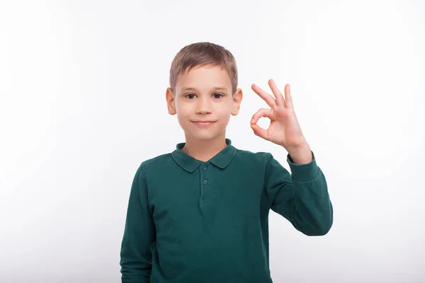 Портрет маленького школяра, що показує добре жест — стокове фото