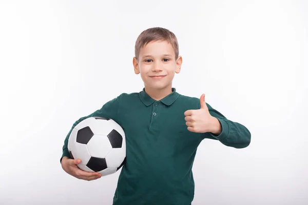 Portret ucznia trzymającego piłkę nożną i pokazującego kciuki do góry — Zdjęcie stockowe