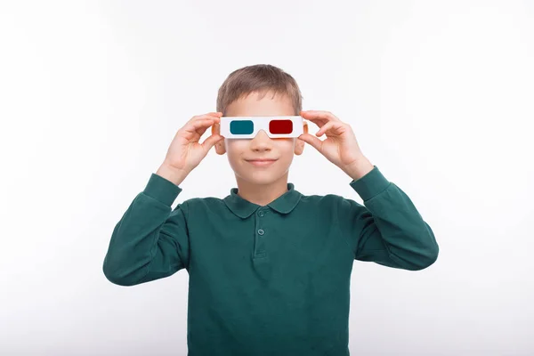 3D 안경을 쓴 쾌활 한 소년의 사진 — 스톡 사진