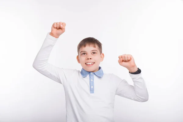 Csodált fiatal fiú ünnepli győzelem felett fehér háttér — Stock Fotó