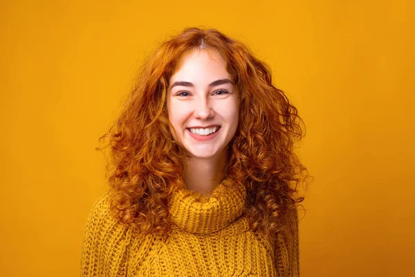 Foto de la joven pelirroja alegre sonriendo y mirando a la — Foto de Stock