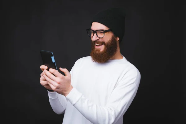 Amazed young man lookig happy at tablet — Stock Photo, Image