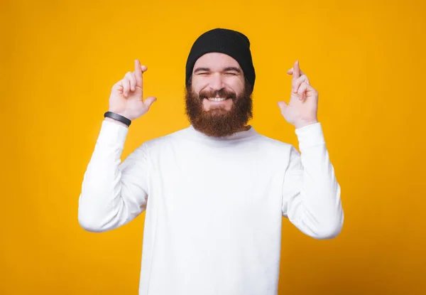 Foto eines glücklichen Mannes mit Bart, der Daumen drückt und träumt — Stockfoto