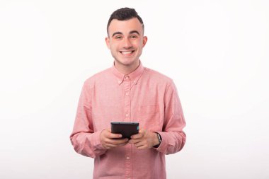 Mutlu genç öğrenci tablet kullanıyor ve gülümsüyor.