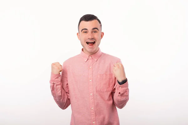 Photo de jeune homme heureux célébrant sur fond blanc — Photo