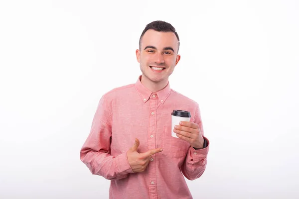 Portret van een lachende man die naar een kop koffie wijst — Stockfoto