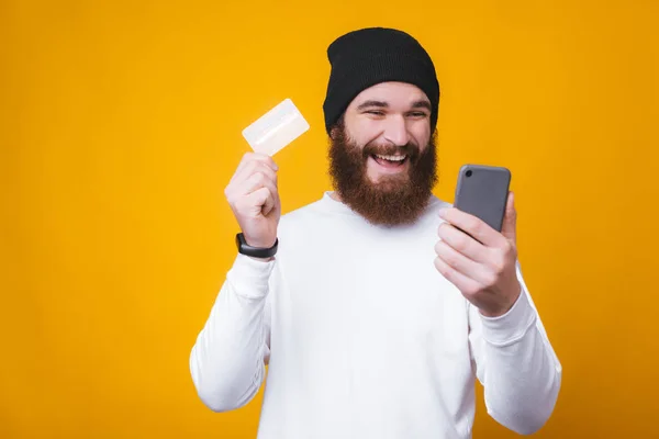 快乐的大胡子男人用他的新信用卡在网上购物 — 图库照片