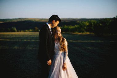 Mutlu çift gün batımında birlikte sahada harika vakit geçiriyorlar..