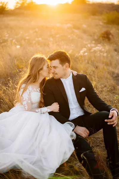 Unga lyckliga par har en underbar tid tillsammans på ett fält. — Stockfoto