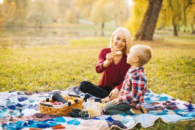 Aile zamanı, anne ve oğul piknikte. 