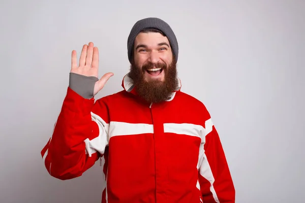 Szczęśliwy alpinista mówi cześć, pozdrawiam gest — Zdjęcie stockowe