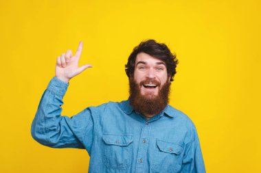 Kopyalama alanını işaret eden inanılmaz komik adam.