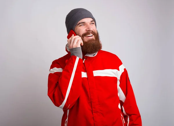 Uśmiechnięty młody alpinista rozmawiający na smartfonie — Zdjęcie stockowe