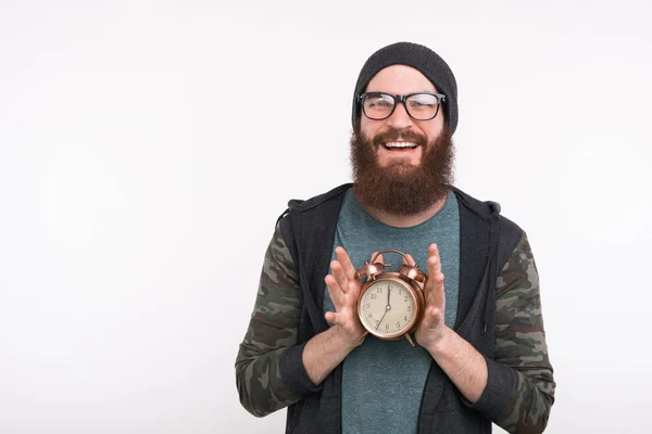 Fénykép boldog szakállas férfi kezében ébresztőórát — Stock Fotó
