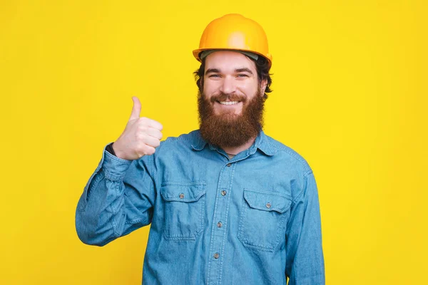 Fénykép boldog építész mutatja hüvelykujját fel, miközben áll fölött y — Stock Fotó