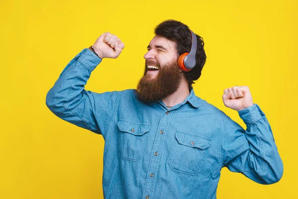 Joven feliz usando auriculares y escuchando música —  Fotos de Stock