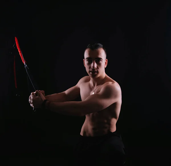 Foto di uomo che fa TRX allenamento in palestra. esercizio con elastico r — Foto Stock