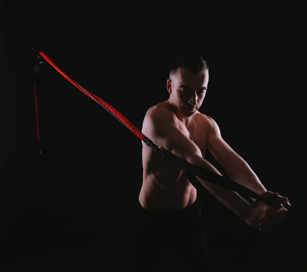 Foto di uomo che fa TRX allenamento in palestra. esercizio con elastico r — Foto Stock