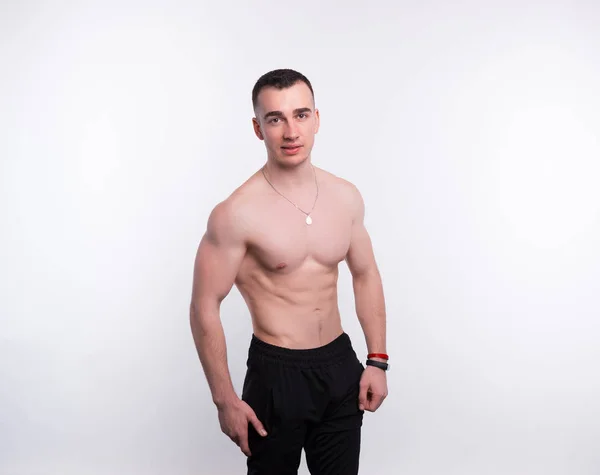 Foto de fitness jovem posando sobre fundo branco — Fotografia de Stock