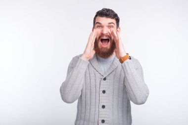 Şaşırmış sakallı adam kameraya iyi haberler veriyor..