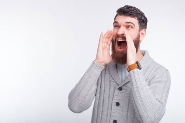 Şaşırmış genç adam iyi haber ya da terfi diye bağırıyor..