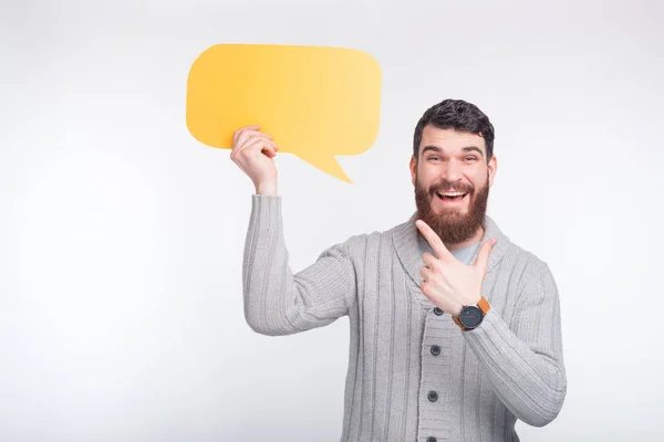 Sehen Sie, was hier gesagt wird! Fröhlicher Mann zeigt auf den gelben Bug — Stockfoto