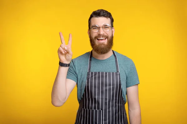 Портрет улыбающегося шеф-повара, показывающего два пальца — стоковое фото
