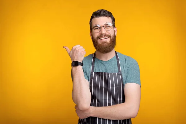Счастливый шеф-повар в форме в очках и указывающий на — стоковое фото