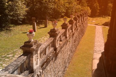 Romanya, Brasov- 9 / 18 / 2019 Bahçedeki Cantacuzino Şatosu