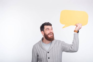 Ne hoş bir teklif, gülümseyen adam sarı baloncuk konuşması yapıyor..