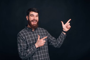 Ne güzel bir teklif. Heyecanlı adam iki eliyle solunu işaret ediyor..